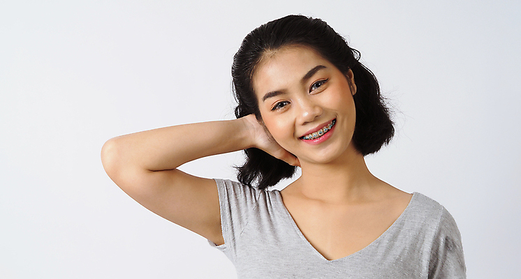 포토 JPG 해외이미지 백인 응시 여자 치과 한명 미소 웃음 동양인 성인 뷰티 치아 치아건강 치아교정 성인여자한명만 해외포토 서양인 1 시선 표정 건강 병원 사람 인종 소화기관 교정 여자한명만 성인여자만 파일형식 이미지허브