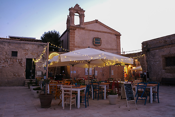 포토 JPG 해외이미지 전통 유럽 여행 의자 건축양식 탁자 휴가 거리 주택 사람없음 야외 건물 여름 파란색 문 마을 식당 꽃병 이탈리아 카페 시골 잡기 도시 바 역사 저녁 지중해 그림 정사각형 심플 옛날 해외포토 도형 건축물 계절 건축 꽃 나라 바다 컬러 가구 모션 상점 야간 파일형식 이미지허브