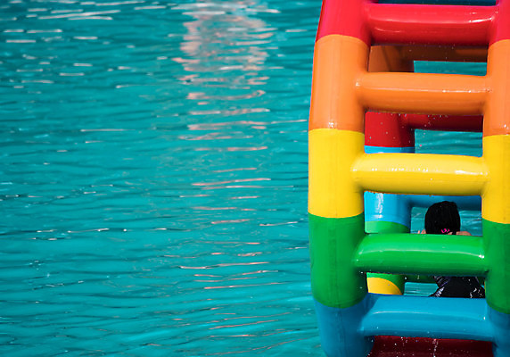 포토 JPG 해외이미지 수영복 행복 어린이 놀이 휴가 사람없음 야외 물 파란색 친구 태양 정원 맑음 수영 반지 바퀴 떨어짐 휴양지 튜브 해외포토 자연요소 옷 감정 컬러 컨셉 장신구 관계 날씨 사람 장소 수상스포츠 파일형식 이미지허브