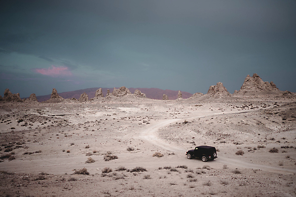 포토 JPG 해외이미지 도로 모래 여행 사람없음 사막 탐험 지프 먼지 폭풍 해외포토 길 교통시설 승용차 날씨 파일형식 이미지허브