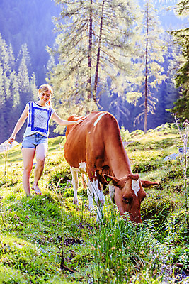 포토 JPG 해외이미지 나무 손 공원 휴식 산 사람없음 목재 초록색 햇빛 농장 갈색 가축 봄 하이킹 터치 나뭇가지 시골 황무지 소 군중 숲 먹이 가죽 먹기 호기심 밭일 찰과상 가문비나무 해외포토 식물 동물 계절 공공시설 감정 컬러 컨셉 농업 재료 포유류 모션 레저 사람 신체부위 태양 상처 파일형식 이미지허브