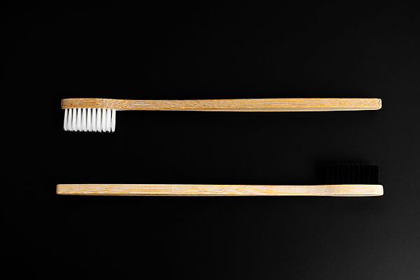 포토 JPG 해외이미지 검은배경 사람없음 칫솔 오브젝트 에코 친환경 에코라이프 위생관리 친환경제품 카피스페이스 대나무칫솔 다회용품 해외포토 라이프스타일 백그라운드 관리 위생용품 환경 검은색 공백 재활용품 파일형식 이미지허브