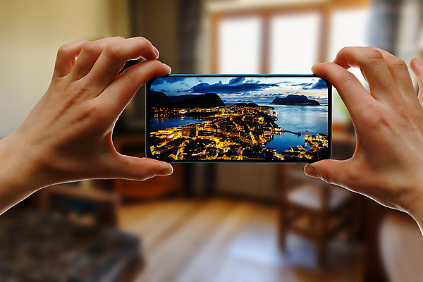 포토 JPG 해외이미지 라이프스타일 손 남자 행복 여행 백그라운드 자연 모바일 설계 산 주택 파노라마 노르웨이 사람 사람없음 야외 파란색 스마트폰 핸드폰 스크린 방 하이킹 자유 정보 관찰 잡기 네트워크 야간 스마트 보여주기 온라인 스칸디나비아 사용자 해외포토 자연요소 감정 유럽 컬러 컨셉 모션 레저 촬영기법 건물 생활 신체부위 전자제품 스마트기기 생태계 파일형식 이미지허브