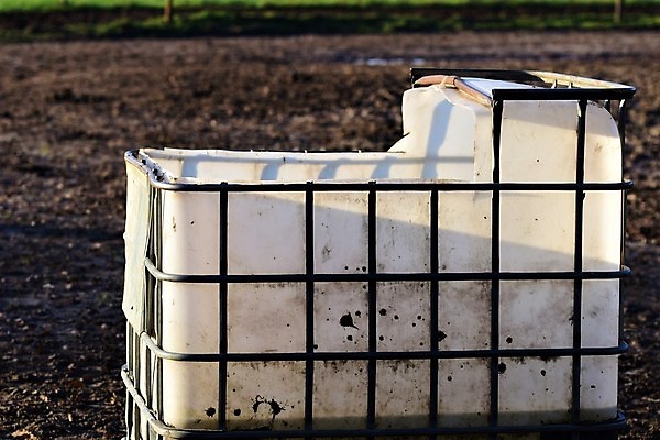 포토 JPG 해외이미지 동물 음료 사람없음 야외 물 태양 농장 맑음 검은색 회색 흰색 닫기 컨테이너 방목장 밭일 해외포토 자연요소 산업 컬러 농업 모션 날씨 파일형식 이미지허브