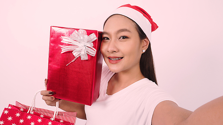 포토 JPG 해외이미지 백인 여자 행복 리본 크리스마스 겨울 모바일 휴가 기념 선물 한명 미소 사람 성인 빨간색 스마트폰 핸드폰 상자 산타클로스 파티 카메라 축제 놀람 기쁨 흰색 축하 잡기 12월 온라인 고립 해외포토 서양인 1 계절 기념일 감정 컬러 컨셉 모션 표정 이벤트 전자제품 스마트기기 날짜 파일형식 이미지허브