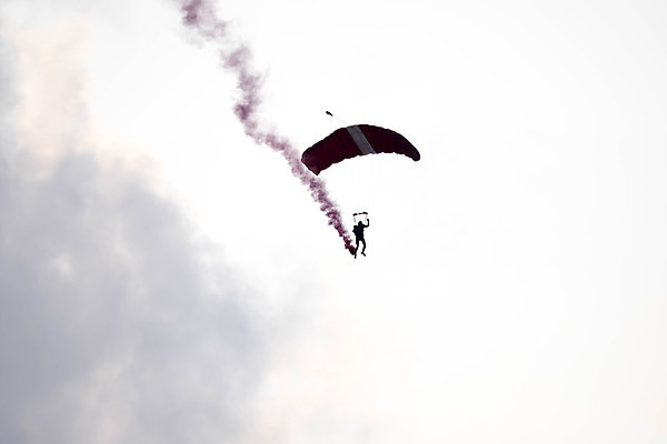 포토 JPG 해외이미지 실루엣 스포츠 포즈 백그라운드 오렌지 자연 하늘 비행기 사람 사람없음 일몰 자유 비행 위험 묘기 스카이다이빙 낙하산 대패 해외포토 컨셉 과일 항공교통 대중교통 촬영기법 노을 익스트림스포츠 생태계 파일형식 이미지허브