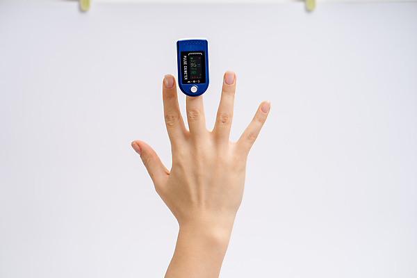 포토 JPG 해외이미지 손 실내 손짓 신체부위 측정 흰배경 끼우기 측정기 산소포화도측정기 해외포토 백그라운드 모션 사람 내부 기계 흰색 파일형식 이미지허브