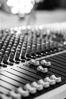포토 JPG 해외이미지 직업 산업 음악 컨셉 버튼 사람없음 빛 파티 축제 소리 콘서트 음악가 장비 키보드 판넬 엔지니어 볼륨 혼합 소프트포커스 믹서 DJ 클럽 디스코 오디오 방송 아날로그 L 위로 블러 운영자 작곡가 제어 해외포토 알파벳 문화예술 촬영기법 이벤트 전자제품 공연 춤 기술자 파일형식 이미지허브