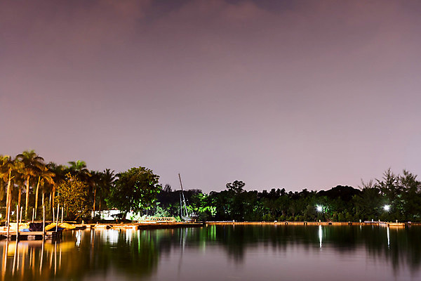 포토 JPG 해외이미지 나무 호수 건축양식 자연 하늘 사람없음 야외 건물 가로 물 강 컬러풀 태양 반사 맑음 황혼 일몰 장노출 해외포토 자연요소 식물 건축물 건축 컬러 날씨 촬영기법 노을 생태계 파일형식 이미지허브