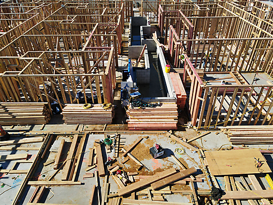 포토 JPG 해외이미지 직업 산업 비즈니스 지붕 부동산 노동자 주택 프레임 골격 기술 안전 사람없음 빛 인테리어 미국 장비 고리 수리 망치 헬멧 건축가 위험 땅 목수 뼈대 장인 진행 개발 건축업자 계약자 수목 조감도 진짜 건설근로자 해외포토 디자인 건축 컨셉 북아메리카 건물 공구 재산 보호장비 계약 파일형식 이미지허브