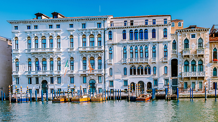 포토 JPG 해외이미지 행복 유럽 섬 여행 건축양식 휴가 거리 사람없음 건물 물 파란색 도시풍경 컬러풀 성당 교회 여행객 이탈리아 도시 보트 역사 곤돌라 지중해 그림 운하 베네치아 방문 바실리카 옛날 채널 해외포토 자연요소 건축물 건축 감정 나라 바다 컬러 배_교통 종교건축 사람 풍경 파일형식 이미지허브