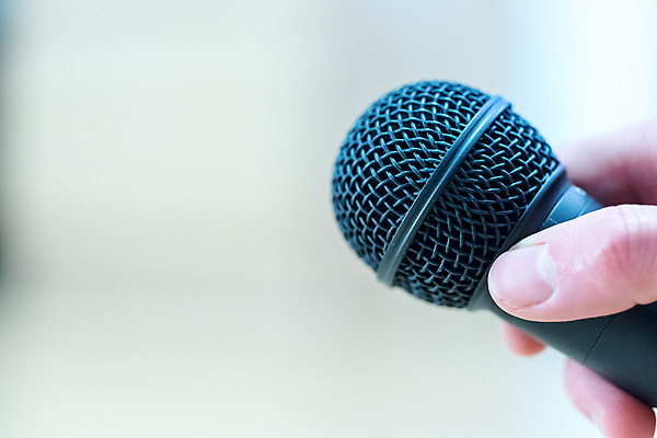 포토 JPG 해외이미지 직업 손 도로 통신 손가락 관계 회의 말하기 이벤트 사람없음 빛 햇빛 쪽지 텔레비전 정보 흰색 잡기 메시지 기자 신문 뉴스 강의 질문 심볼 마이크 보고서 면접 라디오 방송 언론 일반 목소리 해외포토 길 컬러 음향기기 비즈니스 교통시설 모션 신체부위 간행물 전자제품 태양 파일형식 이미지허브