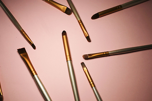 포토 JPG 해외이미지 실내 사람없음 화장품 메이크업브러쉬 분홍색배경 해외포토 분홍색 백그라운드 내부 뷰티 붓 파일형식 이미지허브