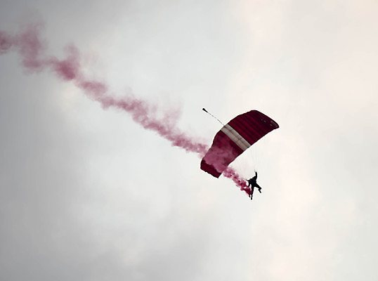 포토 JPG 해외이미지 구름 실루엣 스포츠 포즈 백그라운드 날개 오렌지 자연 하늘 비행기 사람 사람없음 일몰 자유 비행 위험 묘기 스카이다이빙 낙하산 대패 해외포토 자연요소 컨셉 과일 항공교통 대중교통 촬영기법 노을 익스트림스포츠 생태계 파일형식 이미지허브