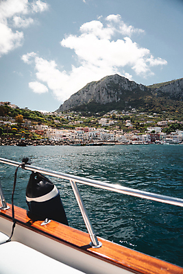 포토 JPG 해외이미지 바다 섬 여행 산 항해 사람없음 물 태양 마을 이탈리아 탐험 보트 지중해 타운 부표 해외포토 자연요소 유럽 배_교통 도시 파일형식 이미지허브