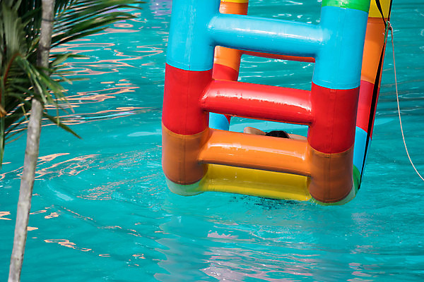 포토 JPG 해외이미지 수영복 행복 어린이 놀이 휴가 사람없음 야외 물 파란색 친구 태양 정원 맑음 수영 반지 바퀴 떨어짐 휴양지 튜브 해외포토 자연요소 옷 감정 컬러 컨셉 장신구 관계 날씨 사람 장소 수상스포츠 파일형식 이미지허브