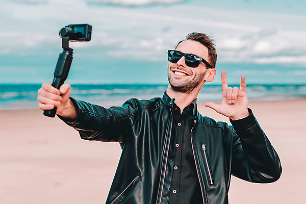 포토 JPG 해외이미지 주간 남자 여행 한명 들기 상반신 성인 해변 야외 앞모습 선글라스 카메라 셀프카메라 가죽자켓 성인남자한명만 크리에이터 1인미디어 셀프캠 해외포토 자연요소 직업 1 안경 바다 뷰포인트 모션 사람 전자제품 사진촬영 촬영 재킷 방송 남자한명만 성인남자만 파일형식 이미지허브
