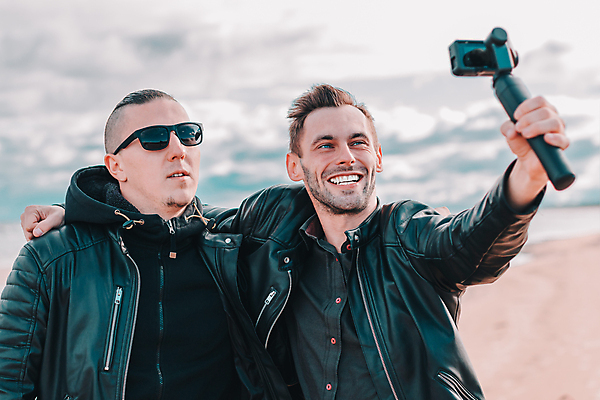 포토 JPG 해외이미지 주간 백인 남자 여행 어깨동무 함께함 들기 상반신 성인 야외 두명 앞모습 친구 선글라스 카메라 셀프카메라 가죽자켓 성인남자만 셀프캠 해외포토 자연요소 서양인 안경 뷰포인트 포즈 컨셉 관계 모션 사람 전자제품 사진촬영 촬영 재킷 남자만 성인만 파일형식 이미지허브