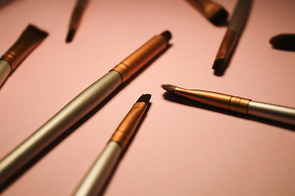 포토 JPG 해외이미지 실내 사람없음 화장품 메이크업브러쉬 분홍색배경 해외포토 분홍색 백그라운드 내부 뷰티 붓 파일형식 이미지허브