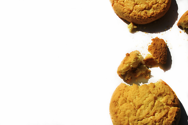 포토 JPG 해외이미지 음식 백그라운드 다이어트 디저트 주택 건강 사탕 사람없음 가로 갈색 쌓기 쿠키 과자 케이크 초콜릿 빵집 흰색 대접 신선 원형 그룹 달콤 맛 아침식사 유혹 설탕 굽기 먹기 기아 흰배경 5 칼로리 버터 나눔 고립 부스러기 페스츄리 해로움 핸드메이드 해외포토 도형 빵 컬러 컨셉 모션 건물 숫자 상점 식사 구이 사회이슈 파일형식 이미지허브