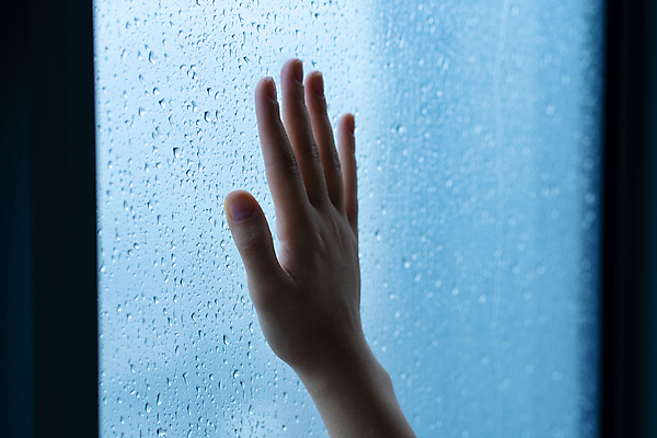 포토 JPG 해외이미지 손 창문 실내 신체부위 비 고독 손짚기 해외포토 자연요소 감정 날씨 사람 손짓 내부 파일형식 이미지허브