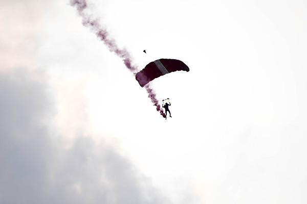 포토 JPG 해외이미지 구름 실루엣 스포츠 포즈 백그라운드 날개 오렌지 자연 하늘 비행기 사람 사람없음 일몰 자유 비행 위험 묘기 스카이다이빙 낙하산 대패 해외포토 자연요소 컨셉 과일 항공교통 대중교통 촬영기법 노을 익스트림스포츠 생태계 파일형식 이미지허브