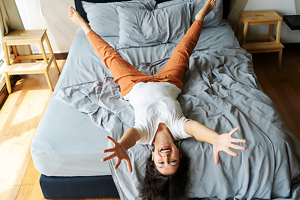 포토 JPG 해외이미지 백인 1 라이프스타일 손 응시 여자 행복 감정 장난 포옹 아침 휴가 주택 갈색머리 한명 미소 웃음 뷰티 카메라 우정 기쁨 침실 흰색 침대 표현 최고 당기기 긍정 거짓말 해외포토 주간 서양인 헤어스타일 시선 컬러 가구 컨셉 안기 모션 표정 사람 건물 생활 신체부위 친구 전자제품 파일형식 이미지허브