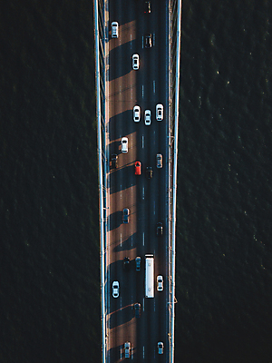 포토 JPG 해외이미지 바다 자동차 안테나 사람없음 빨간색 물 빛 강 만 드론 자동 통근 특별함 해외포토 자연요소 육상교통 컬러 컨셉 통신 출근 파일형식 이미지허브