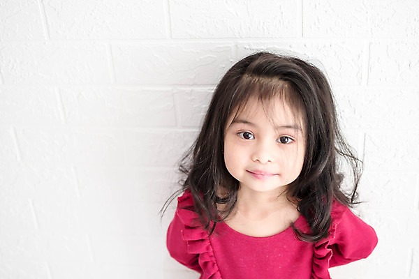 포토 JPG 해외이미지 백인 모델 여자 딸 행복 얼굴 어린이 포즈 백그라운드 한명 사람 뷰티 유행 귀여움 달콤 작음 해외포토 서양인 1 감정 컨셉 가족 신체부위 맛 크기 파일형식 이미지허브