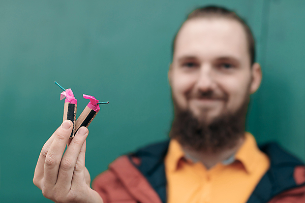 포토 JPG 해외이미지 손 남자 크리스마스 불 새해 수염 폭죽 불꽃놀이 한명 야외 크래커 힘 소리 축하 잡기 균열 12월 폭발물 가루 시끄러움 파열 심지 해외포토 자연요소 1 기념일 무기 컨셉 모션 놀이 사람 신체부위 쿠키 날짜 파일형식 이미지허브