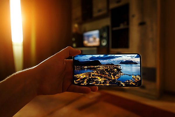 포토 JPG 해외이미지 라이프스타일 손 남자 행복 여행 백그라운드 자연 모바일 설계 산 주택 파노라마 노르웨이 사람 풍경 사람없음 야외 여름 파란색 스마트폰 핸드폰 스크린 방 하이킹 자유 정보 관찰 잡기 네트워크 야간 스마트 보여주기 온라인 스칸디나비아 사용자 해외포토 자연요소 계절 감정 유럽 컬러 컨셉 모션 레저 촬영기법 건물 생활 신체부위 전자제품 스마트기기 생태계 파일형식 이미지허브