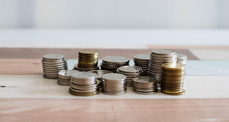 포토 JPG 해외이미지 백그라운드 컨셉 돈 비즈니스 탁자 성공 사람없음 금융 경제 쌓기 금속 동전 저축 성장 변화 시장 재산 황금 주식 투자 이익 월급 수입 해외포토 가구 모션 재질 파일형식 이미지허브