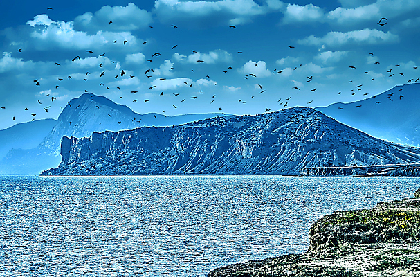 포토 JPG 해외이미지 모래 바다 여행 자연 하늘 산 풍경 사람없음 건물 물 여름 파란색 항구 맑음 검은색 산책로 조약돌 바위 만 망토 휴양지 러시아 암초 부둣가 수평선 해외포토 자연요소 건축물 계절 유럽 길 컬러 교통시설 날씨 장소 돌_바위 생태계 파일형식 이미지허브