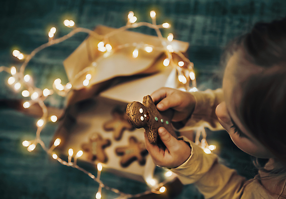 포토 JPG 해외이미지 남자 크리스마스장식 새해 실내 한명 들기 소년 상반신 아웃포커스 선물상자 하이앵글 쿠키 소년한명만 진저쿠키 해외포토 1 어린이 뷰포인트 크리스마스 모션 디저트 촬영기법 선물 사람 내부 상자 남자한명만 소년만 파일형식 이미지허브