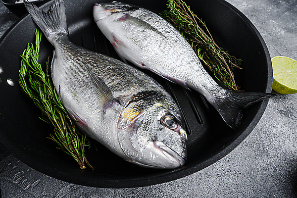 포토 JPG 해외이미지 회색배경 사람없음 프라이팬 허브 날것 도미 라임 해외포토 식물 백그라운드 과일 주방용품 어류 회색 파일형식 이미지허브