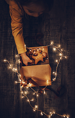 포토 JPG 해외이미지 남자 어린이 크리스마스장식 크리스마스 새해 실내 한명 들기 소년 상반신 선물상자 쿠키 달콤 진저맨 소년한명만 해외포토 1 기념일 모션 디저트 선물 사람 내부 상자 맛 남자한명만 소년만 진저쿠키 파일형식 이미지허브