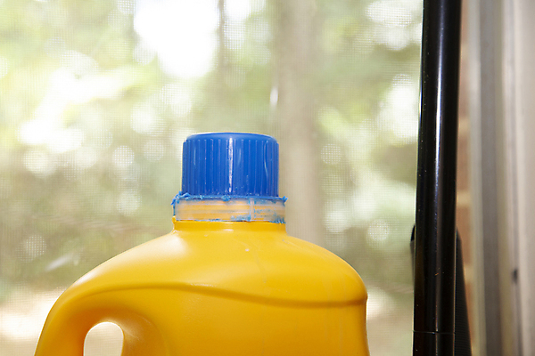 포토 JPG 해외이미지 옷 백그라운드 가사 창문 가정 유리 주택 실내 사람없음 일상 가로 파란색 컬러풀 노란색 업무 액체 위생 씻기 빨래 상품 정상 컨테이너 플라스틱 세제 오브젝트 비누 닦기 리빙 청소부 돌봄 위생관리 캡모자 해외포토 직업 모자_잡화 산업 컬러 모션 재질 관리 내부 건물 라이프 위생용품 청결 작업 파일형식 이미지허브