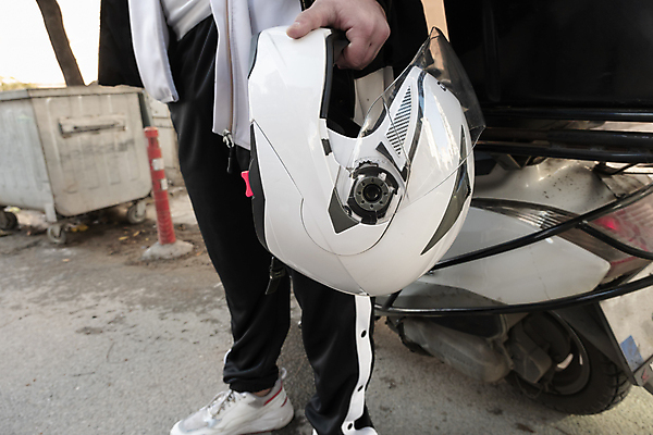 포토 JPG 해외이미지 라이프스타일 산업 교통수단 여행 컨셉 가방 교통시설 청소년 거리 한명 사람 성인 사람없음 야외 가로 햇빛 운전 자유 오토바이 도시 작업 바퀴 택배기사 배달원 승차 헬멧 배송 서비스 속도 시티라이프 성인만 카피스페이스 해외포토 직업 1 잡화 교통 모션 생활 태양 바이크 공백 보호장비 시설 파일형식 이미지허브