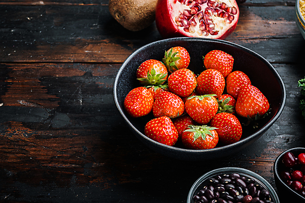 포토 JPG 해외이미지 그릇 딸기 키위 사람없음 빨간색 공백 석류 해외포토 식기 컬러 과일 파일형식 이미지허브