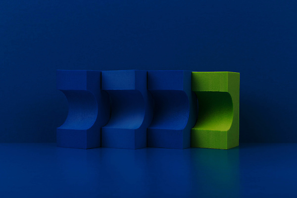 포토 JPG 해외이미지 스튜디오촬영 실내 사람없음 초록색 파란색 3D 오브젝트 파란배경 일렬 입체도형 목업 해외포토 도형 컬러 백그라운드 내부 입체 디지털합성 파일형식 이미지허브