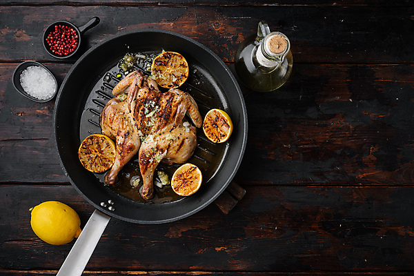 포토 JPG 해외이미지 사람없음 하이앵글 치킨 닭고기 프라이팬 레몬 소금 그릴구이 해외포토 뷰포인트 과일 주방용품 육류 구이 닭고기요리 파일형식 이미지허브