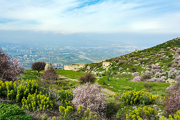 포토 JPG 해외이미지 나무 식물 유럽 벽 건축양식 하늘 산 사람 풍경 사람없음 야외 초록색 파란색 교회 탑 맑음 보라색 골동품 바위 사찰 성 중세 역사 파편 지중해 그리스 언덕 폐허 그리스인 고고학 비잔틴 아크로폴리스 옛날 파멸 해외포토 서양인 건축물 교육 건축 나라 바다 컬러 컨셉 종교건축 날씨 건물 돌_바위 제국 파일형식 소멸 이미지허브