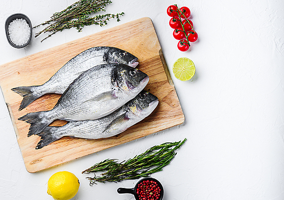 포토 JPG 해외이미지 방울토마토 사람없음 레몬 흰배경 날것 도미 소금 로즈메리 나무도마 통후추 해외포토 백그라운드 토마토 과일 도마 어류 목재 흰색 허브 후추 파일형식 이미지허브