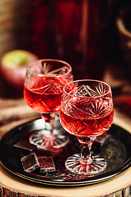 포토 JPG 해외이미지 술잔 주류 쟁반 실내 사람없음 아웃포커스 초콜릿 과실주 사과 석류 석류주스 해외포토 음료 과일 디저트 잔 촬영기법 내부 과일주스 파일형식 이미지허브