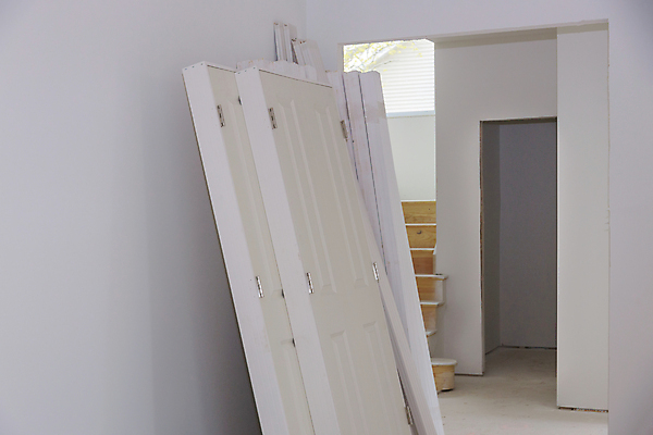 포토 JPG 해외이미지 직업 디자인 산업 벽 새로움 아파트 주택 실내 사람없음 내부 건물 목재 문 방 장비 업무 수리 준비 고정 국회 건축업자 계약자 교체 복원 설치 리모델링 업그레이드 해외포토 나무 건축물 건축 컨셉 재료 작업 계약 파일형식 이미지허브