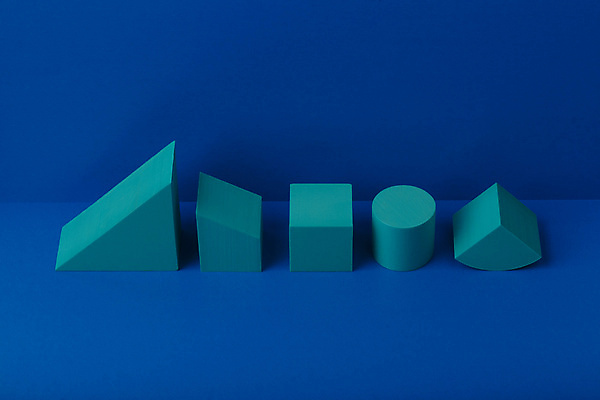 포토 JPG 해외이미지 스튜디오촬영 실내 사람없음 삼각형 큐브 오브젝트 파란배경 정사각형 일렬 원기둥 입체도형 목업 해외포토 도형 백그라운드 내부 파란색 원형 입체 파일형식 이미지허브