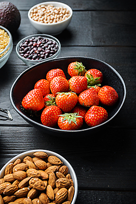 포토 JPG 해외이미지 그릇 딸기 검은배경 사람없음 아웃포커스 빨간색 아몬드 유리그릇 해외포토 식기 컬러 백그라운드 과일 유리 촬영기법 검은색 견과류 파일형식 이미지허브
