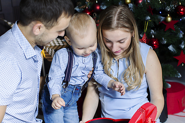포토 JPG 해외이미지 나무 백인 커플 여자 남자 행복 리본 아들 어린이 크리스마스 가족 엄마 휴가 새로움 주택 함께함 선물 사랑 미소 사람 이벤트 성인 장식 빨간색 세명 침묵 축하 아빠 12월 연도 언니 해외포토 서양인 식물 기념일 감정 컬러 컨셉 관계 표정 건물 소리 날짜 자매 파일형식 이미지허브