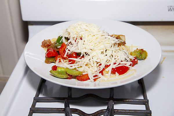 포토 JPG 해외이미지 라이프스타일 접시 음식 백그라운드 다이어트 채소 재료 피망 치즈 파스타 실내 건강 식이요법 요리 사람없음 가로 빨간색 초록색 주방 식사 저녁식사 종 흰색 신선 면 맛 먹기 준비 점심식사 모짜렐라치즈 무생채 영양분 영양소 탄수화물 해외포토 식기 컬러 컨셉 모션 유제품 서양음식 내부 생활 파일형식 이미지허브