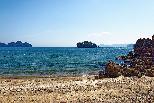 포토 JPG 해외이미지 나무 아시아 모래 바다 섬 여행 태국 자연 하늘 휴가 휴식 사람없음 야외 물 파란색 모래사장 태양 뷰티 여행객 평화 고요 만 보트 에메랄드 안다만 터키석 파라다이스 해외포토 자연요소 식물 나라 컬러 컨셉 배_교통 사람 보석 생태계 파일형식 이미지허브